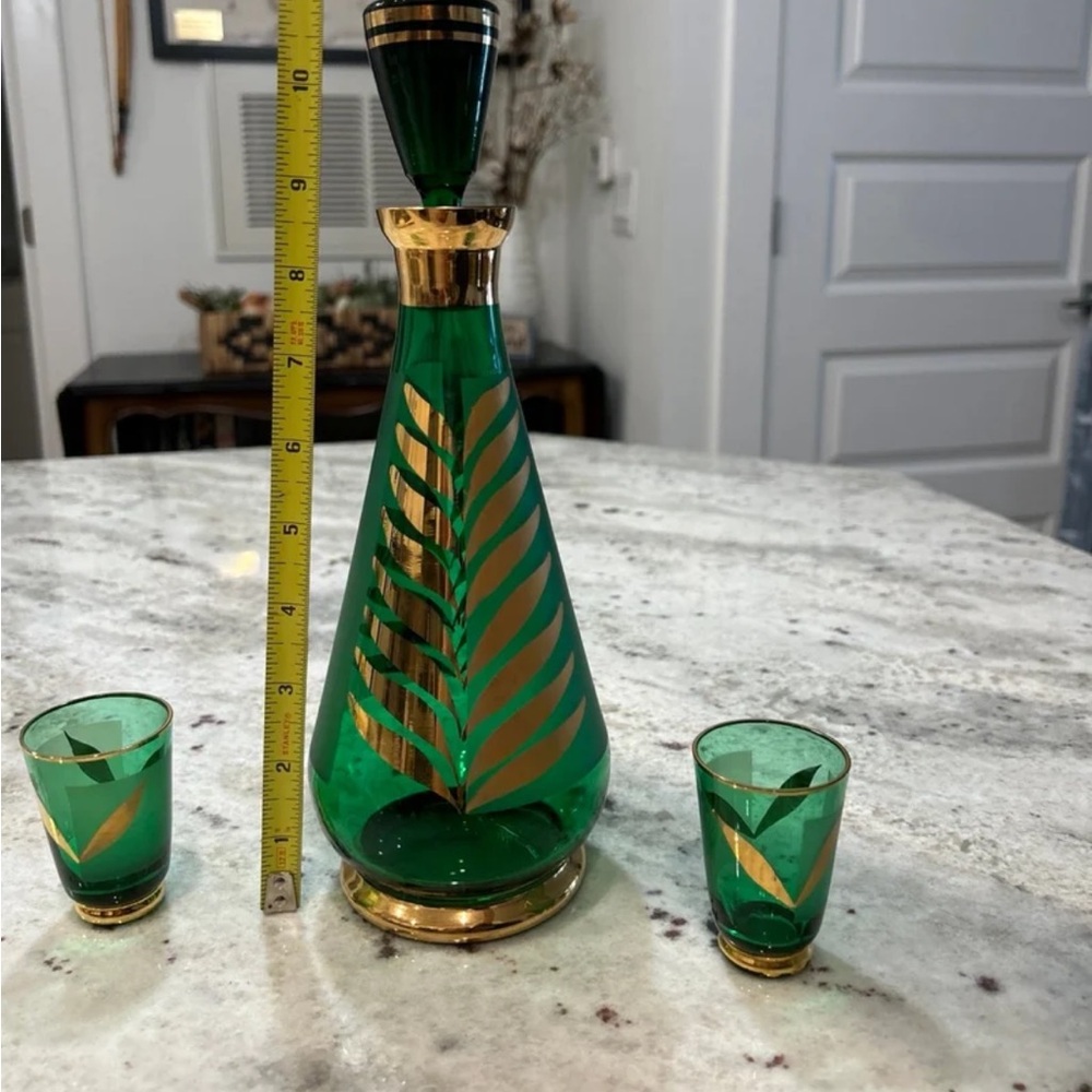 Vintage decanter w shot glasses